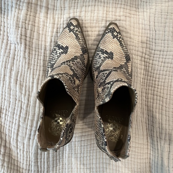 Vince Camuto snakeskin bootie size 8 - Picture 6 of 7